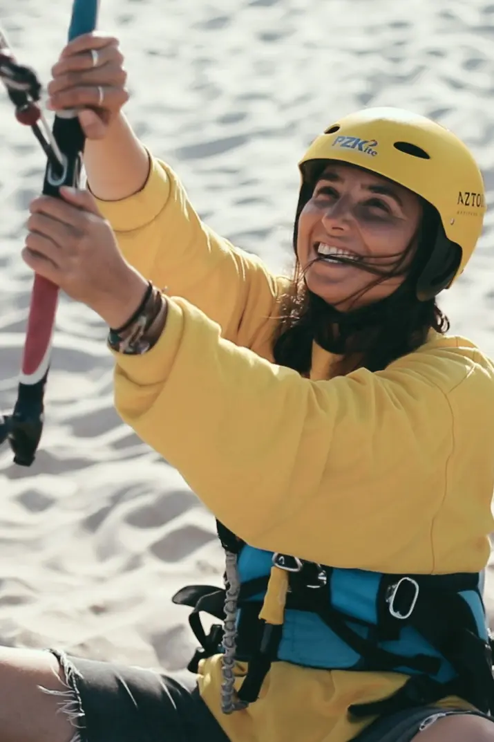 kobieta uczy się kitesurfingu