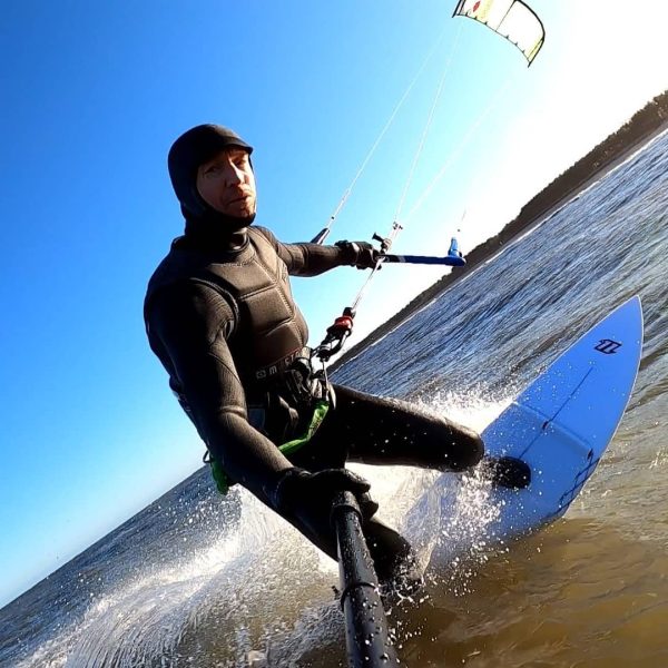 Łukasz Ceran kitesurfing na Bałtyku zimą