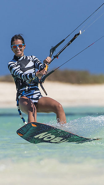 Kobieta płynąca na kitesurfingu